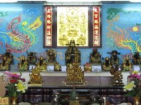 向财神爷求财运<br/> 摄影：枋山五路財神廟 提供