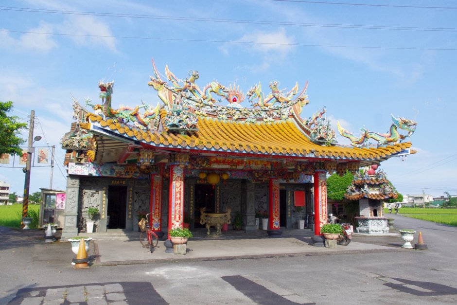 石板橋旁的福德祠 攝影：Eva隨手拍