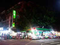 入夜後燈火通明的夜市週邊<br/> 攝影：Eva隨手拍