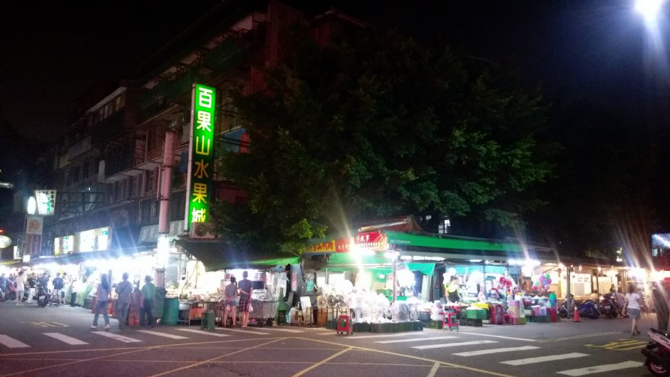 入夜後燈火通明的夜市週邊 攝影：Eva隨手拍