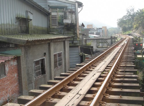 小火車就穿梭在住宅旁/meiyin