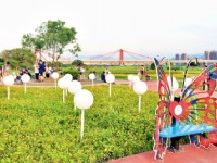 雙北河濱公園悠閒散策，親子手拉手歡樂度週末